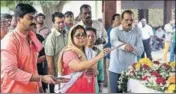  ??  ?? The wife of pilot Ramesh Ohatkar performs his last rites at Vile Parle in Mumbai on Sunday. SATYABRATA TRIPATHY/HT PHOTO