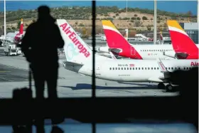  ??  ?? Aviones de Iberia y Air Europa en el aeropuerto de Madrid-barajas