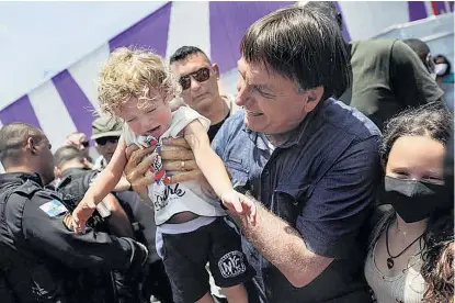  ?? REUTERS ?? El gobernante sudamerica­no, con un niño tras votar.