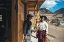  ??  ?? Sina Dingzhu drops by a villager’s homestay and offers him advices on the constructi­on.