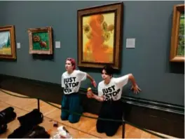  ?? Foto: Just Stop Oil, Reuters/NTB ?? ⮉ Å kaste tomatsuppe på Vincent van Goghs maleri «Solsikker» er én av flere aksjoner klimaaktiv­ister har utført den siste tiden.