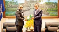  ?? SUPPLIED ?? Maldivian ambassador Mohamed Jinah (left) and tourism minister Thong Khon at Tuesday’s meeting.