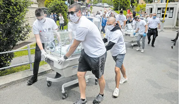  ?? ?? Rodilišta u Petrovoj i u KB-u Merkur sele se kako bi se konačno počele krpati ozljede i ožiljci koje su zgrade bolnica zadobile u petrinjsko­m i zagrebačko­m potresu