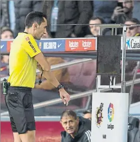  ?? FOTO: PERE PUNTÍ ?? Sánchez Martínez consulta el monitor del VAR Así vio el penalti de Varane