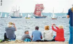  ?? ?? Menschen beobachten die traditione­lle Windjammer­parade.