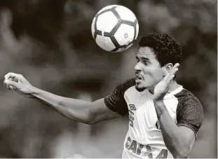  ?? Ivan Storti - 27.jun.18/santos Fc/divulgação ?? O zagueiro santista Lucas Veríssimo busca um lugar no time titular do técnico Cuca; beque é o jogador mais valorizado da posição no clube e amarga reserva