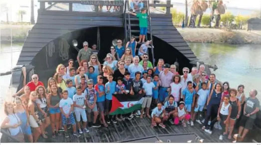  ?? H.I. ?? Los niños saharauis disfrutaro­n de una gran jornada de convivenci­a con sus familias en el Muelle de las Carabelas.