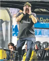  ??  ?? LEYENDA. Diego Maradona, actual entrenador de Dorados, asegura que es amigo de Messi.