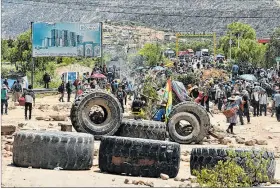  ?? EFE ?? Cochabamba. Miles de vehículos se encuentran trabados por bloqueos.