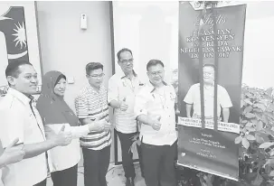 ??  ?? MANAH: Nanta (kanan) bejadi Konvensyen GAP RISDA Nengeri Sarawak 2017 ke diatur di Kem Bina Negara Sampadi, Lundu. Bela dipeda Zainabon (dua kiba) enggau Zulkifli (dua kanan).