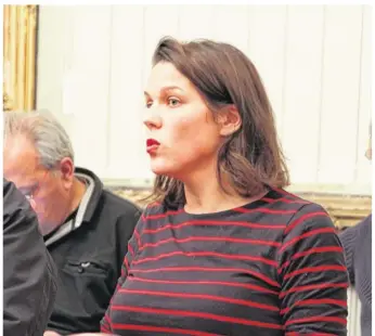  ??  ?? Fanny Chappé, conseillèr­e d’opposition et travailleu­r social, a souhaité débattre sur la politique sociale menée par la ville.