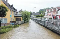  ?? FOTO: TOBIAS REHM ?? Innerhalb kürzester Zeit wurde die Rottum am Dienstag zu einem reißenden Fluss, Ochsenhaus­en kam aber glimpflich davon.