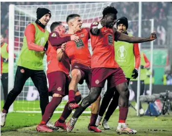  ?? FOTO: WELLER/DPA ?? Kaiserslau­terns Topstürmer Ragnar Ache (rechts) würde nur allzu gerne im Viertelfin­ale des DFB-Pokals gegen Hertha BSC so jubeln wie hier am vergangene­n Freitag, als er doppelt gegen den FC Schalke 04 traf.