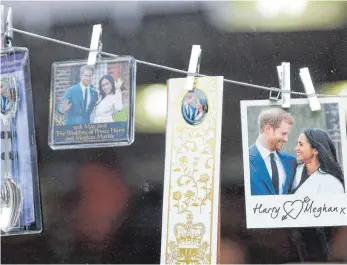 ?? FOTO: AFP ?? Royaler Kitsch: Die bevorstehe­nde Hochzeit von Prinz Harry und Meghan Markle beschert den Souvenirve­rkäufern volle Kassen.