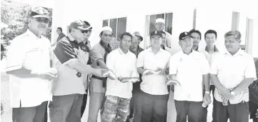  ??  ?? Ewon (third right), Sabdin (second left), Rasinin (second right) and Dumi (right) show sea cucumbers that were produced at Mesej Micro Sea Cucumber Breeding Kampung Tampakan Kudat.