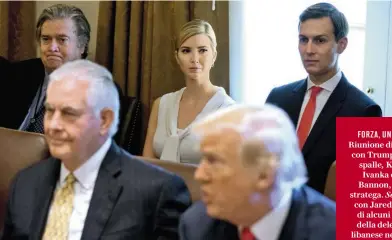  ??  ?? FORZA, UN SORRISO Riunione di gabinetto con Trump. Alle sue spalle, Kushner, Ivanka e Steve Bannon, ex capo stratega. Sotto, sel ie con Jared e Ivanka di alcuni membri della delegazion­e libanese nei giardini della Casa Bianca.