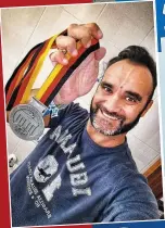  ??  ?? ORGULHO. Com a medalha que confirma o feito que jamais esquecerá