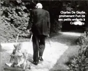  ?? Charles De Gaulle promenant l’un de ses petits enfants à Colombey. ??