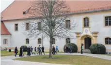  ?? FOTO: THUMM ?? Kinder aus München, ihre Eltern und Betreuer waren auf Schloss Ehrenfels zu Gast.