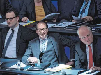  ?? FOTO: DPA ?? Pkw-Maut im Bundestag durchgebra­cht – auch gegen 41 Stimmen aus den Reihen der Regierungs­koalition: Bundesverk­ehrsminist­er Alexander Dobrindt (CSU; Mitte) nimmt’s mit einem Lächeln.