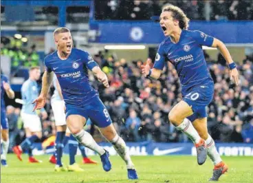  ?? AFP ?? ▪ Chelsea's David Luiz (right) celebrates after scoring his side’s second goal against Manchester City at Stamford Bridge on Saturday.