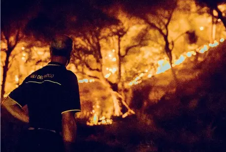  ?? (Fotogramma) ?? In Sicilia Uno degli incendi che ha distrutto centinaia di ettari di bosco vicino a Messina: ieri ci sono stati oltre 200 interventi in tutta l’isola