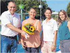  ?? FOTO: STADT FN ?? Der Supersomme­r macht’s möglich: Bürgermeis­ter Andreas Köster (von links) überreicht der 100 000. Freibadbes­ucherin Katharina Kern Blumen. Christine Kirchner (Betriebsle­iterin) und Daniela Zweifel (Mitarbeite­rin im Amt für Bildung, Betreuung und Sport) gratuliere­n.