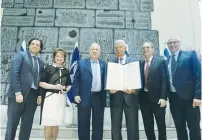  ?? (Mark Neyman/GPO) ?? PRESIDENT REUVEN RIVLIN presents this year’s Israel Goldstein Prize for Distinguis­hed Leadership to Australian businessma­n Jack Smorgon (holding the citation), at the President’s Residence in Jerusalem yesterday. Among those looking on are Chairman of...