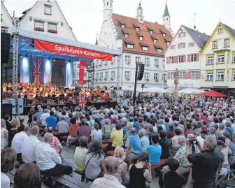  ?? FOTO: KLAUS BRAUNER ?? Klassische Musik erklingt am Samstagabe­nd auf dem Biberacher Marktplatz.