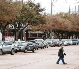  ?? Brett Coomer / Staff photograph­er ?? Drivers line Main Street on Wednesday to get into a FEMA COVID-19 vaccinatio­n supersite at NRG Park. Officials and residents have criticized the lack of a walk-up option at the site.