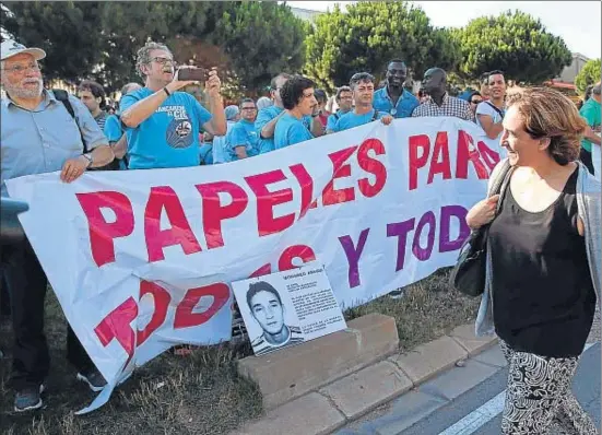  ?? TONI ALBIR / EFE ?? La alcaldesa de Barcelona, Ada Colau, el pasado mes de junio durante una manifestac­ión ante el CIE de la Zona Franca
