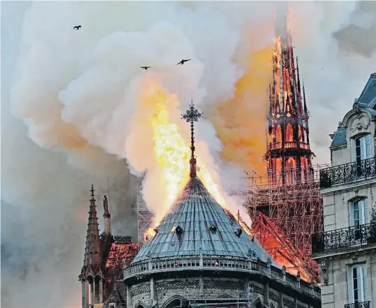  ?? FRANCOIS GUILLOT / AFP ?? Una conmoción global. Los miles de turistas que visitaban ayer París amplificar­on a través de las redes el efecto mediático de la tragedia; al cierre de esta edición no constaba que hubiera víctimas.