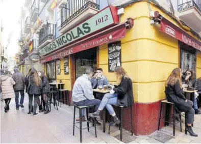  ?? EL PERIÓDICO ?? Varias personas toman algo en uno de los bares del Tubo de Zaragoza.