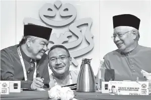  ??  ?? PRESIDEN Umno Datuk Seri Najib Tun Razak bersama Naib Presiden Datuk Seri Dr Ahmad Zahid Hamidi (kiri) dan Datuk Seri Hishammudd­in Tun Hussein (tengah) ketika sesi perbahasan usul ucapan dasar Presiden sempena Perhimpuna­n Agung Umno 2017 di Dewan...