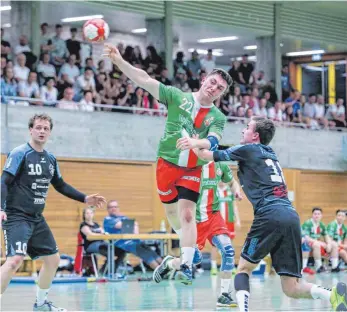  ?? FOTO: THOMAS SIEDLER ?? Die Reserve der SG Hofen Hüttlingen (grün) warf sich zum Sieg.