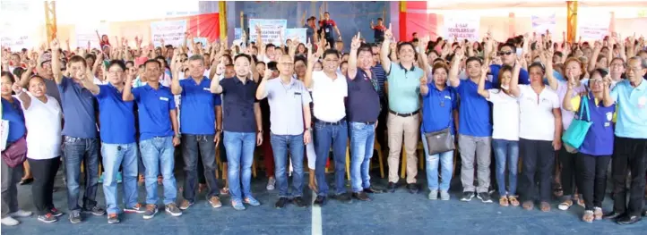  ?? CSF-CIO ?? FERNANDINO FIRST! Mayor Edwin ‘EdSa’Santiago, Vice-Mayor Jimmy Lazatin, Third District Representa­tive Aurelio “Dong” Gonzales, Jr., Councilor BJ Lagman, barangay officials headed by Captain Angel Wijangco and residents of Calulut village flash the...