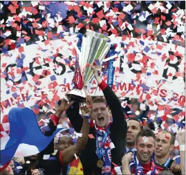  ??  ?? Alex Rae (left) feels Steven Davis will cherish this year’s title more than lifting his last Premier League trophy in 2011