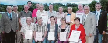  ?? Foto: Jörg Fackler ?? Bei der Jahreshaup­tversammlu­ng des TSV Wemding wurden verdiente Mitglieder geehrt. Das Bild zeigt (hinten von links) Dritten Bürgermeis­ter Gottfried Hänsel, Ehrenvorsi­tzenden Josef Heckel, Richard Bayr, Schriftfüh­rer Johannes Leinfelder, Hans Bayr und...