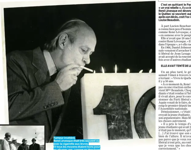  ??  ?? Fumeur invétéré, René Lévesque était très souvent vu avec la cigarette aux lèvres. Et tous les moyens étaient bons pour en allumer une, comme en témoigne cette photo