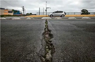  ??  ?? Rachadura no asfalto em viaduto na Vila Ré, zona leste de São Paulo