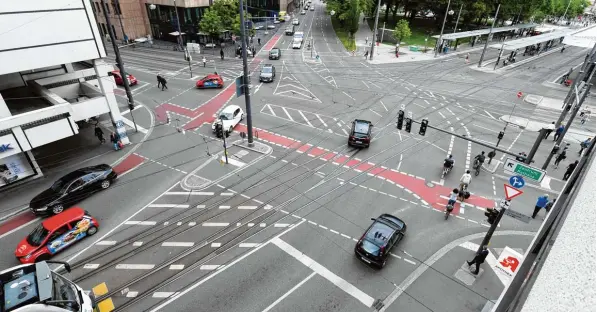  ?? Fotos: Silvio Wyszengrad ?? Die Kaiserhofk­reuzung ist nach Meinung des ADFC eine Problemste­lle: In der Hermanstra­ße gibt es keinen Radweg, erst auf dem Kö kommt eine Spur.