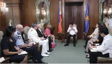  ??  ?? Australian Ambassador Amanda Gorely met with President Rodrigo Duterte and members of the Department of Foreign Affairs. (Photo by Malacañang Press Bureau)