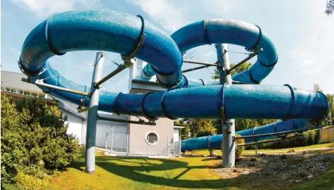  ?? Foto: Bernhard Weizenegge­r ?? Seit 50 Jahren besteht das Gartenhall­enbad in Leipheim. Hauptattra­ktion ist die Großwasser­rutsche, die 1998 gebaut wurde.