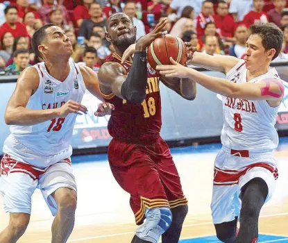  ?? JUN MENDOZA ?? San Beda’s Robert Bolick (8) tries to grab the ball from Perpetual Help’s import Bright Akhuetie as Lion Benedict Adamos looks on during their NCAA Final Four duel.