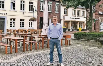 ?? RP-FOTO: JULIA HAGENACKER ?? Mitten von Osterath: Holger Tiggelkamp will gemeinsam mit 100 anderen Einzelhänd­lern und Gastronome­n einen Geschäfte-Guide durch Meerbuschs Läden auflegen.