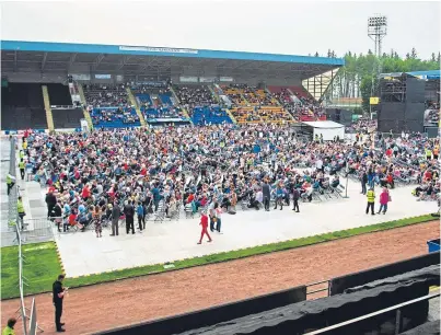  ??  ?? Around 16,000 people turned out to watch Lionel Richie perform at a show featuring Anastacia at McDiarmid Park in Perth on Sunday.