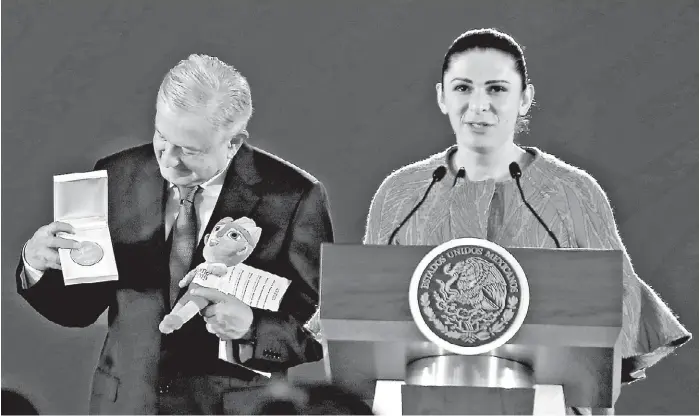  ?? ARACELI LÓPEZ ?? Ana Guevara le entregó al Presidente una medalla de reconocimi­ento y un peluche de Milco, la mascota de Lima 2019.