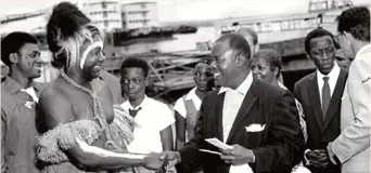  ??  ?? Louis Armstrong chega a Leopoldvil­le, cumpriment­ado pelo director de Cultura congolês, Albert Mongita, em 1960