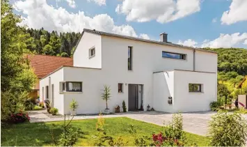  ?? Foto: Massiv mein Haus/Gerhard Ringlein ?? An einem heißen Sommertag angenehme Temperatur­en in den eigenen vier Wänden genießen? Für viele ist das unvorstell­bar. Wohl dem, der massiv gebaut hat, denn die schweren Wände eines Hauses aus Mauerwerk bauen Temperatur­spitzen spürbar ab.