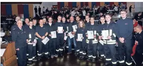  ?? FOTO: FEUERWEHR ?? Die Feuerwehra­nwärter, die im vergangene­n Jahr eintraten, stellten sich mit Wehrführer Dietmar Hasenburg der Kamera.